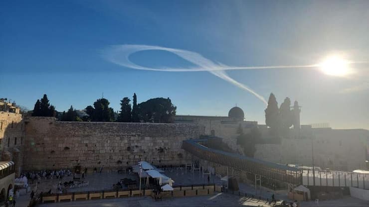 מחווה לחטופים בשמי ישראל שבוצעה על ידי טייס, מעל הכותל המערבי