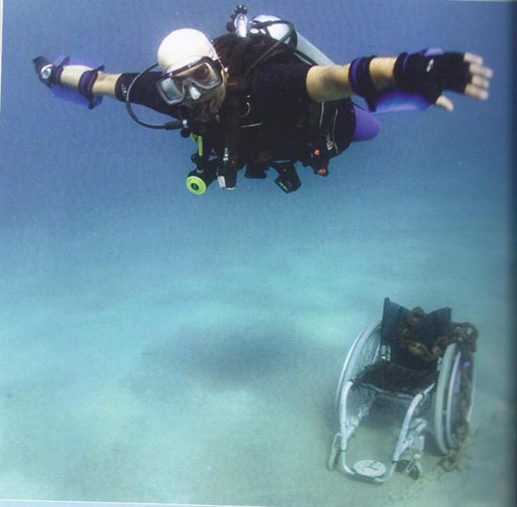 יואל שרון שנפצע במלחמת "יום הכיפורים" בצלילה עם כסא הגלגלים