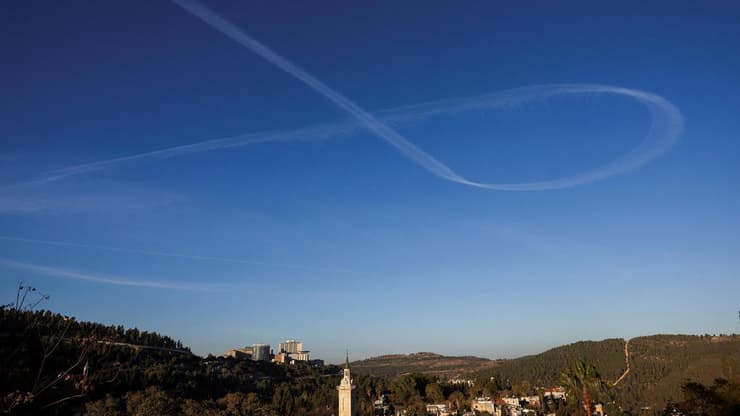 מחווה לחטופים בשמי ישראל שבוצעה על ידי טייס