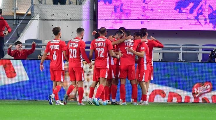 שחקני הפועל תל אביב חוגגים