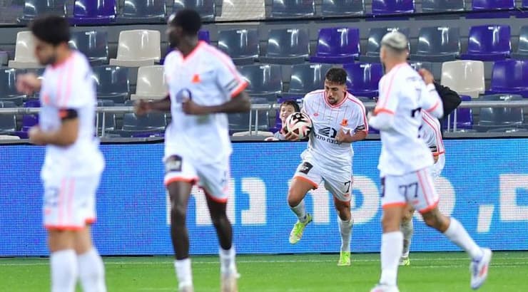 שחקני בני יהודה ממהרים