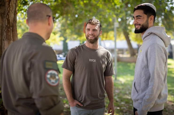 סרן (מיל') ח', מכונאי מוטס בטייסת יסעורים בחיל האוויר, ושני לוחמים שחילץ