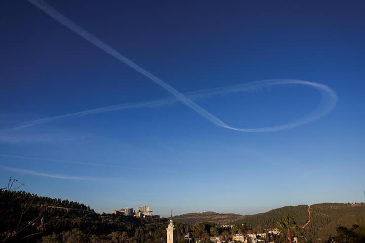 שובל לבן בצורת סמל החטופים מעל ירושלים (צילום: REUTERS/Ronen Zvulun) שובל לבן בצורת סמל החטופים מעל ירושלים