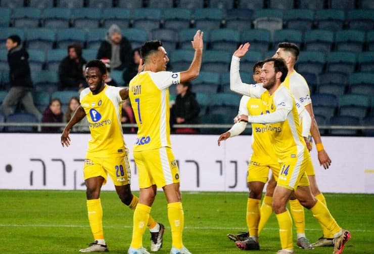 שחקני מכבי ת"א וזהבי חוגגים יתרון ראשון בדרך לניצחון (צילום: שלו שלום) שחקני מכבי ת"א חוגגים