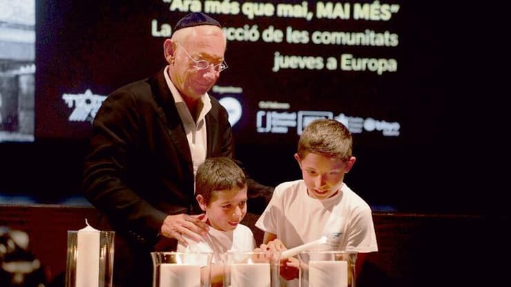 יצחק אנדיק ז"ל, עם תלמידי בית הספר היהודי בברצלונה ביום השואה