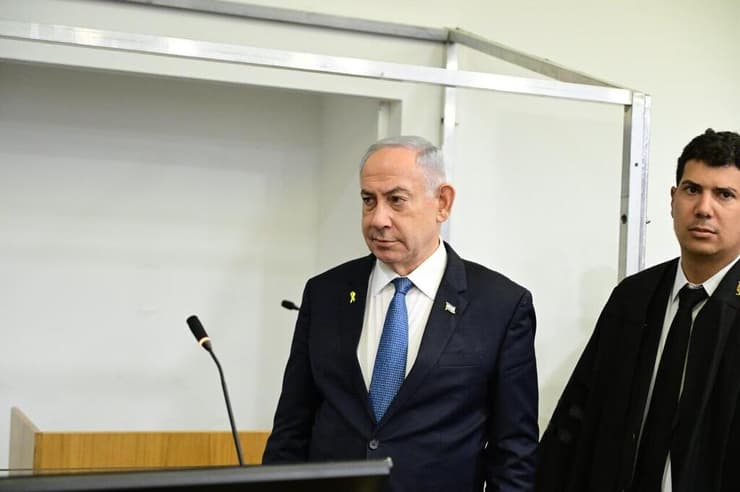 רה"מ בנימין נתניהו נכנס לאולם הדיונים על מנת לתת עדות בתיקי אלפים