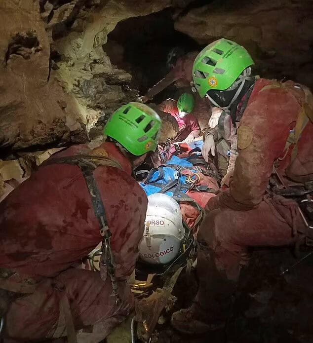איטליה מבצע לחילוץ חוקרת מערות לכודה ב מערה בצפון המדינה