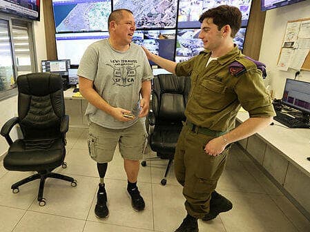 "אין מילים לגבורה שלהם". ליאם סגלוביץ עם אבידע בכר שנפצע ואיבד את רגלו ב-7 באוקטובר, במפגש שלשום (צילום: גדי קבלו) ליאם סגלוביץ (20) כבד שמיעה משרת ב מוקד יחד עם אבידע בכר שנפצע ואיבד את רגלו ב-7 באוקטובר