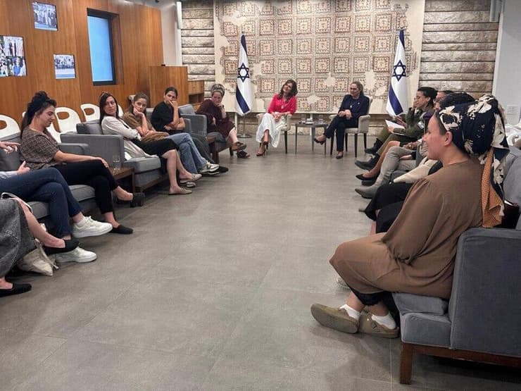 עם הפורום בכנסת (צילום: פורום נשות הפצועים) פורום נשות הפצועים אביטל שינדלר