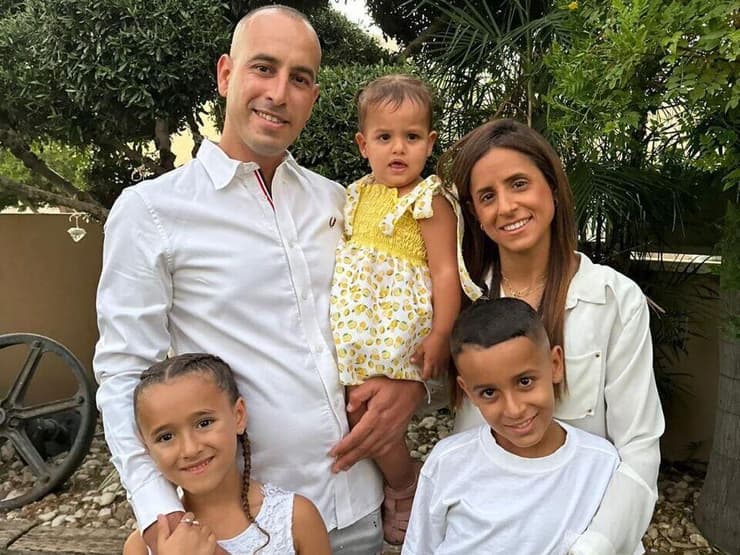 סא"ל מידן ישראל ז"ל עם רעייתו מורן ושלושת ילדיהם, ליאב, אלין והילי (צילום: באדיבות המשפחה) סא"ל מידן ישראל ז"ל עם רעייתו מורן ושלושת ילדיהם, ליאב, אלין והילי
