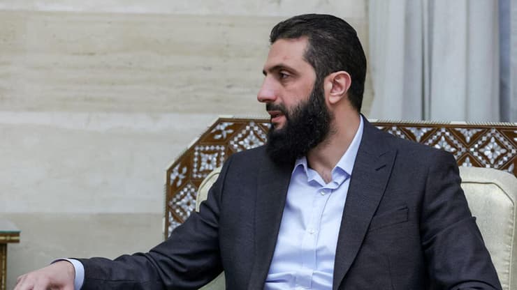 גורם אחראי? אל-ג'ולאני (צילום: SANA / AFP) אבו מוחמד אל-ג'ולאני מנהיג המורדים במפגש עם נציגים מ בריטניה ב דמשק סוריה