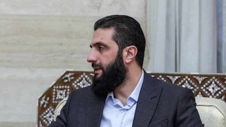 אבו מוחמד אל-ג'ולאני מנהיג המורדים במפגש עם נציגים מ בריטניה ב דמשק סוריה
