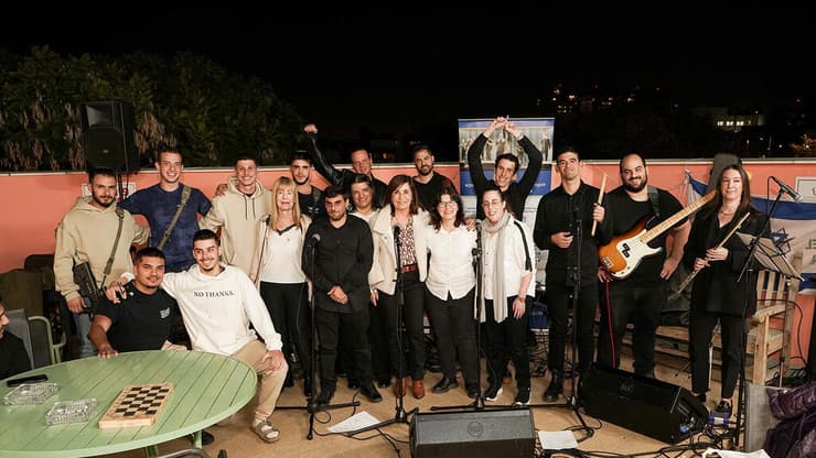 להקת ניצן בנד עם חיילי מחלקת השיקום של שיבא   