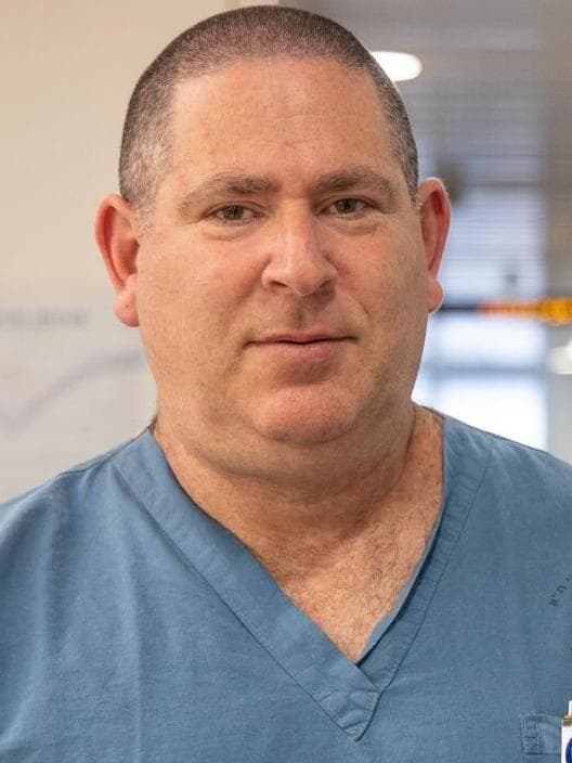 פרופ' יונתן רוט, מנהל המערך הנוירוכירורגי ומנהל המחלקה לנוירוכירורגית ילדים