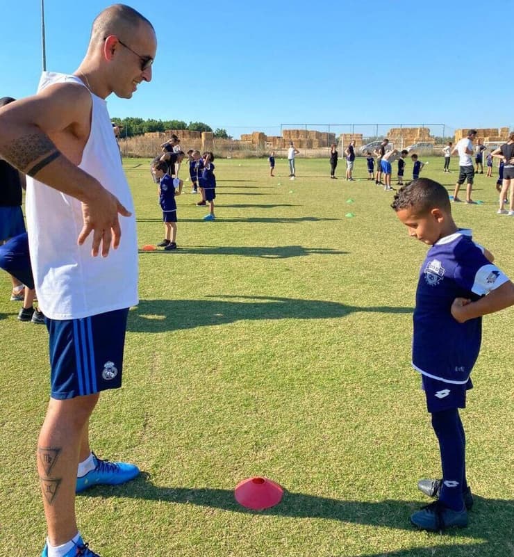 סא"ל מידן ישראל ז"ל עם בנו ליאב במגרש הכדורגל. ציפה בקוצר רוח לראות אותו משחק (צילום: באדיבות המשפחה) סא"ל מידן ישראל ז"ל עם בנו ליאב במגרש הכדורגל