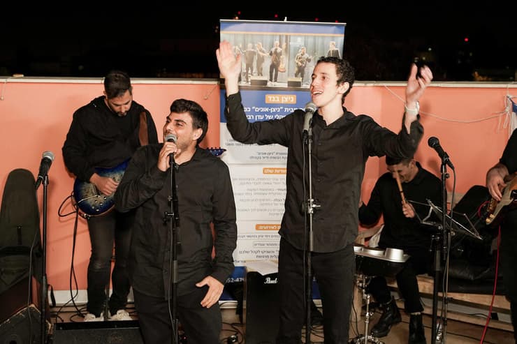 "להופיע בפני חיילים שעברו שנה קשה כל כך זו זכות עצומה"   