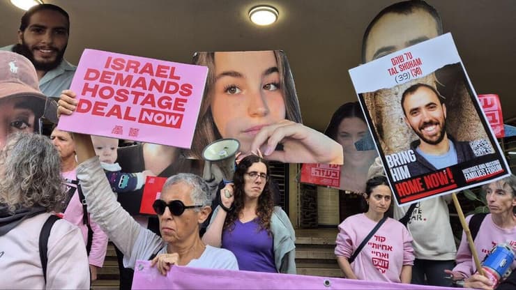 הצהרת משפחות חטופים ומיצג של מחאת הנשים להחזרת החטופות והחטופים במצודת זאב