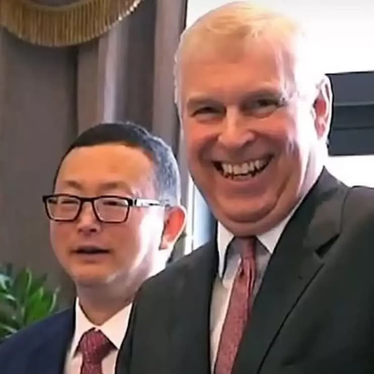 יאנג טנגבו שחשוד ב בריטניה כמרגל מטעם סין לצד הנסיך אנדרו ארכיון