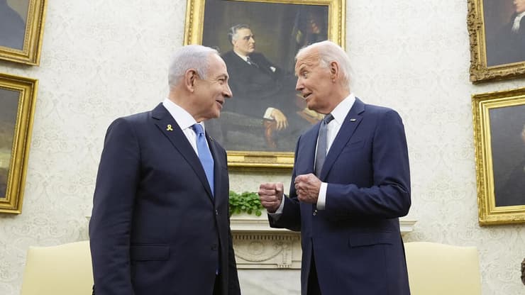 ביידן ונתניהו. בתקופתו, פחות חשבו שארה"ב "תומכת מדי" בישראל (צילום: Susan Walsh, AP) ג'ו ביידן ובנימין נתניהו, יולי 2024