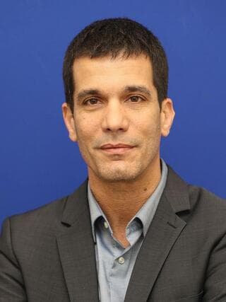 פרופ' עידו שטראוס, מנהל היחידה לנוירוכירורגיה תפקודית באיכילוב