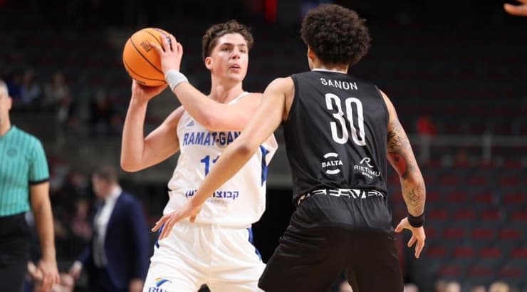 אדם אריאל מול איסוף סנון (שקד אבן, ריגה, באדיבות מכבי קבוצת כנען רמת גן) אדם אריאל מול איסוף סנון