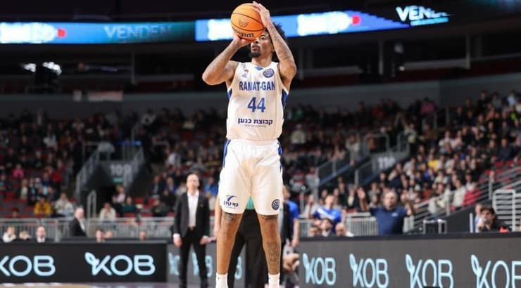 רוברטו גאלינט. התעורר ברבע השלישי (שקד אבן, ריגה, באדיבות מכבי קבוצת כנען רמת גן) רוברטו גאלינט. התעורר ברבע השלישי