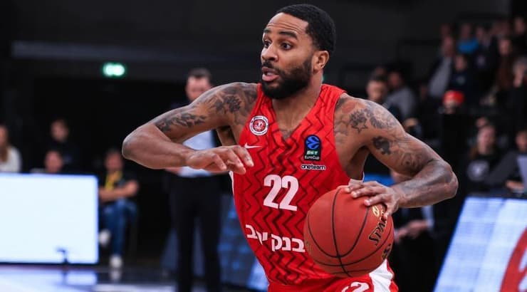 טאריק פיליפ עם הכדור