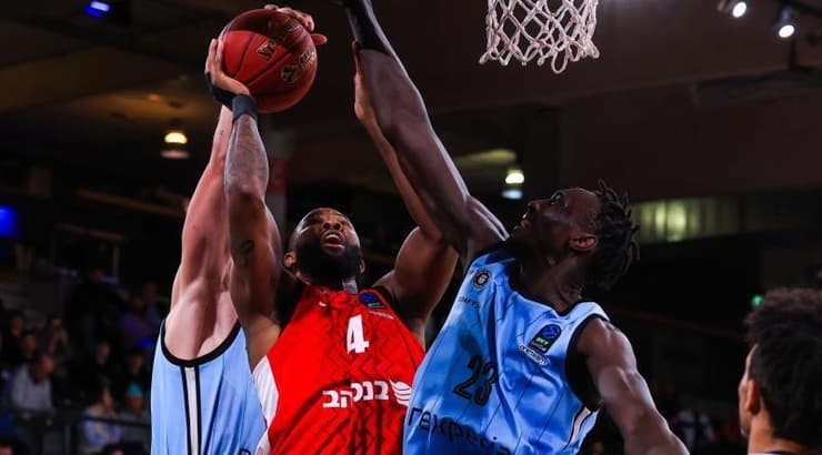 כריס ג'ונסון עולה לסל