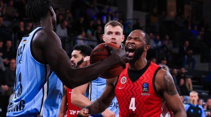 כריס ג'ונסון בטירוף