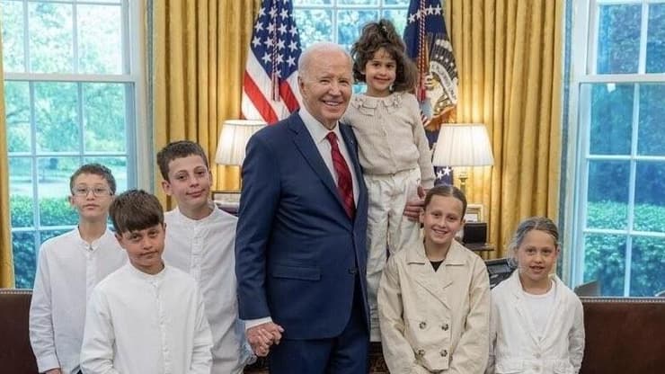 ג'ו ביידן עם אביגיל עידן ומשפחתה בבית הלבן