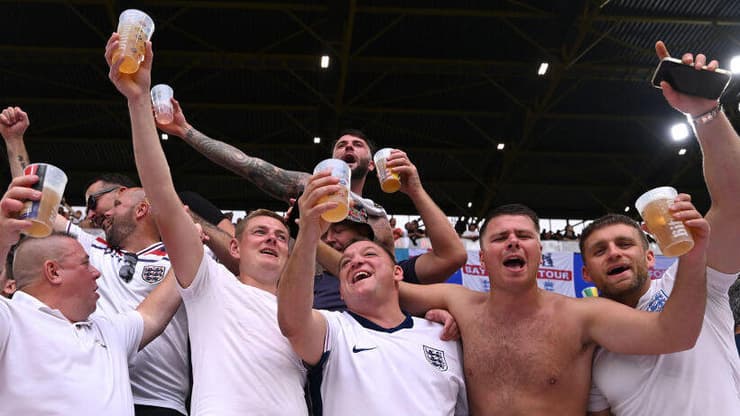 איך הם יתמודדו עם הגזירה? אוהדי אנגליה עם המשקה האוהב (צילום: Stu Forster/Getty Images) אוהדי נבחרת אנגליה עם בירות ביציע