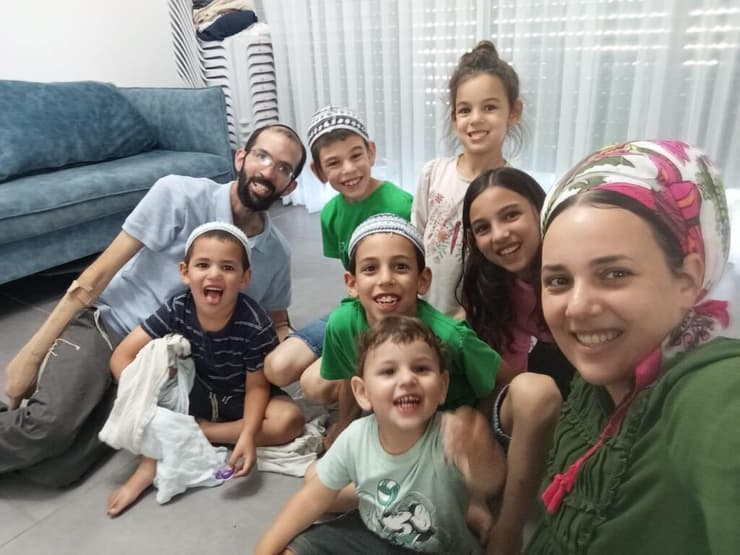 משפחת שינדלר בהרכב מלא. "המשפחה חווה שבר גדול כשהאב נפצע" (צילום: באדיבות המשפחה) עמיחי שינדלר אביטל שינדלר