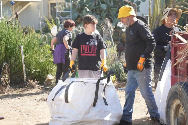 שינ"שינים מהקומונה בעין הבשור. "היה ברור לנו שפה אנחנו צריכים להיות" (צילום: תומר שונם הלוי) שינ"שינים מהקומונה בעין הבשור. "היה ברור לנו שפה אנחנו צריכים להיות"
