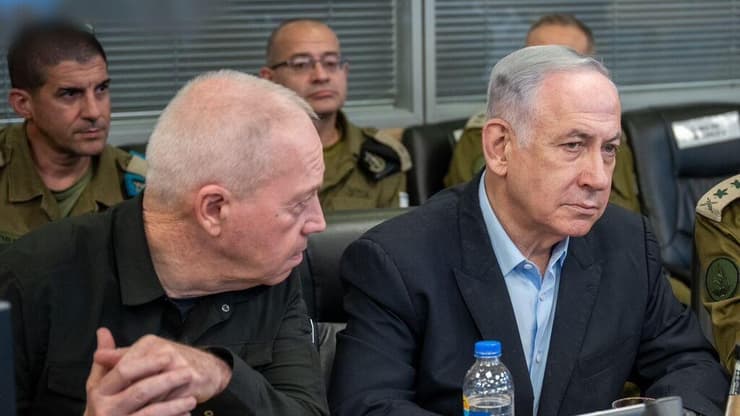 גלנט הזהיר בקבינט, נתניהו הבהיר: עזה לא תהיה "חמאסטאן" ולא "פתחסטאן" (צילום: דובר צה"ל) ראש הממשלה בנימין נתניהו עם הרמטכ"ל הרצי הלוי ושר הביטחון לשעבר, יואב גלנט בקריה