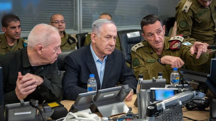 ראש הממשלה בנימין נתניהו עם הרמטכ"ל הרצי הלוי ושר הביטחון לשעבר, יואב גלנט בקריה