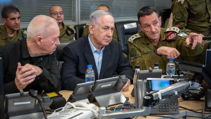 ראש הממשלה בנימין נתניהו עם הרמטכ"ל הרצי הלוי ושר הביטחון לשעבר, יואב גלנט בקריה