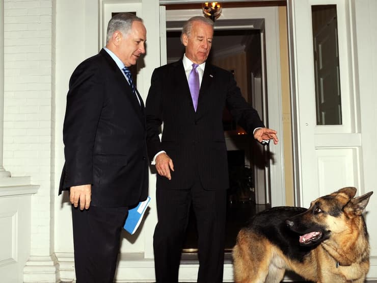 ג'ו ביידן, בנימין נתניהו והכלב צ’אמפ ביידן בימים יפים יותר