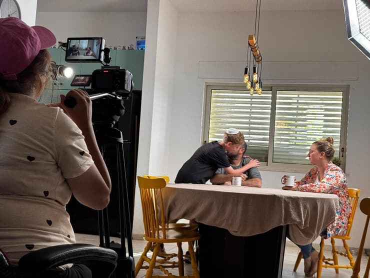 "לא בכל יום אנחנו מקימים בבית סט צילום"   