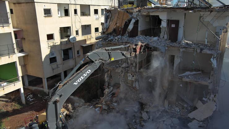 הריסה במסגרת פרויקט התחדשות עירונית בפתח תקווה של חברת קטה גרופ (צילום: גל פליבה) הריסה במסגרת פרויקט התחדשות עירונית בפתח תקווה של חברת קטה גרופ