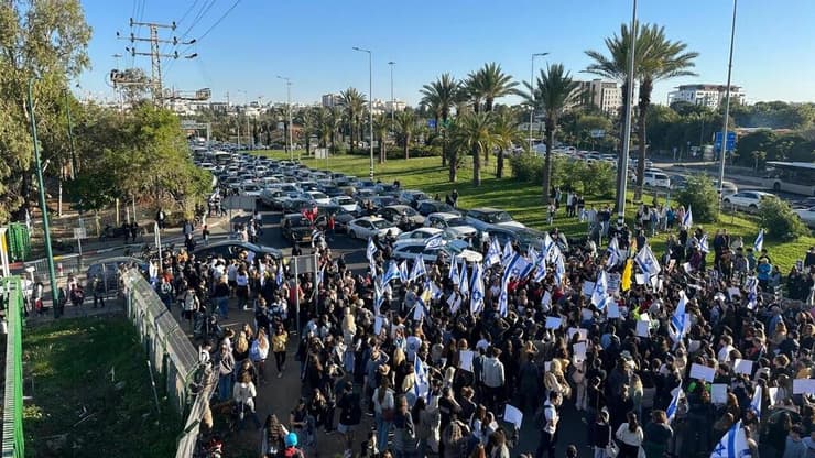 הפגנה בצומת הכפר הירוק לציון יום הולדתו של מתן בשבי