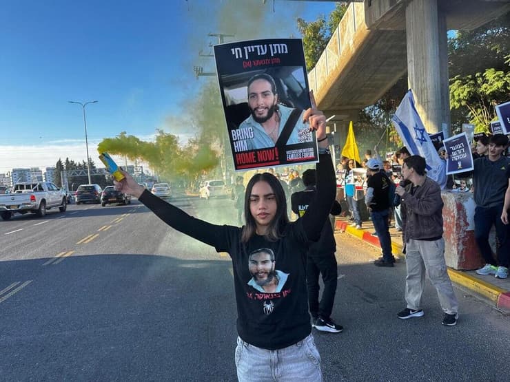 עינב צנגאוקר בהפגנה בצומת הכפר הירוק לציון יום הולדתו של מתן בשבי