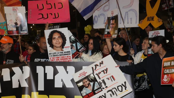 עינב צנגאוקר בהפגנה בבגין