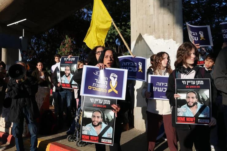 עינב צנגאוקר בהפגנה בצומת הכפר הירוק לציון יום הולדתו של מתן בשבי