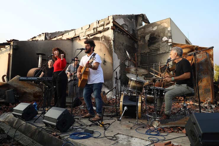 תערוכה עדות מקומית 