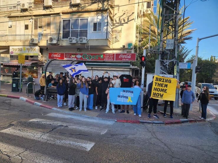 הפגנה ברמת גן לציון יום הולדתו של מתן בשבי