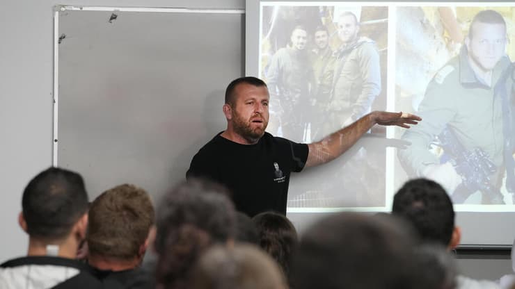 אחיו של רס"ן ג'לאא אבראהים ז"ל במפגש עם התלמידים בבית הספר בנוף הגליל