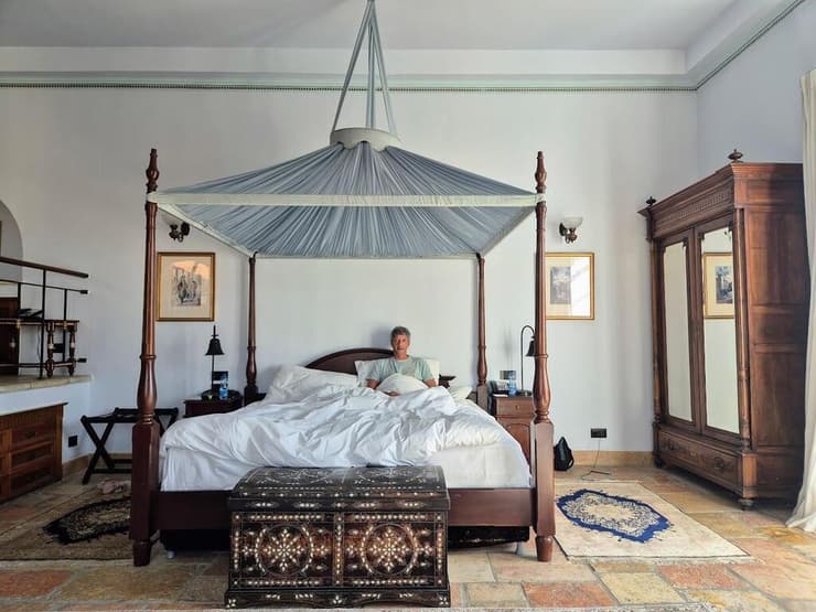 אסף קמר מתעורר בסוויטה 6 