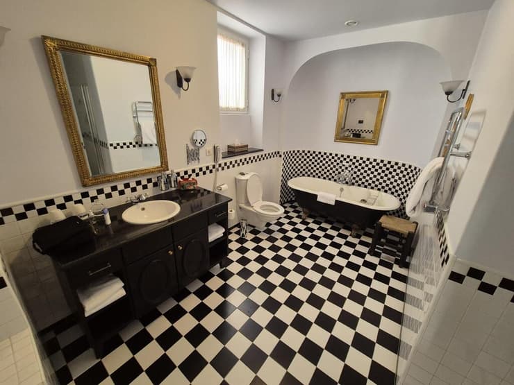 חדר האמבטיה של סוויטה 6