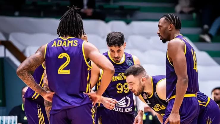 שחקן הפועל חולון יפתח זיו עם נתנאל ארצי