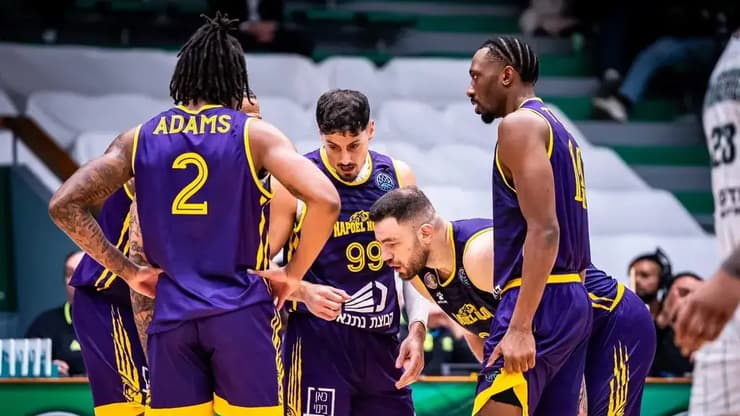 שחקן הפועל חולון יפתח זיו עם נתנאל ארצי